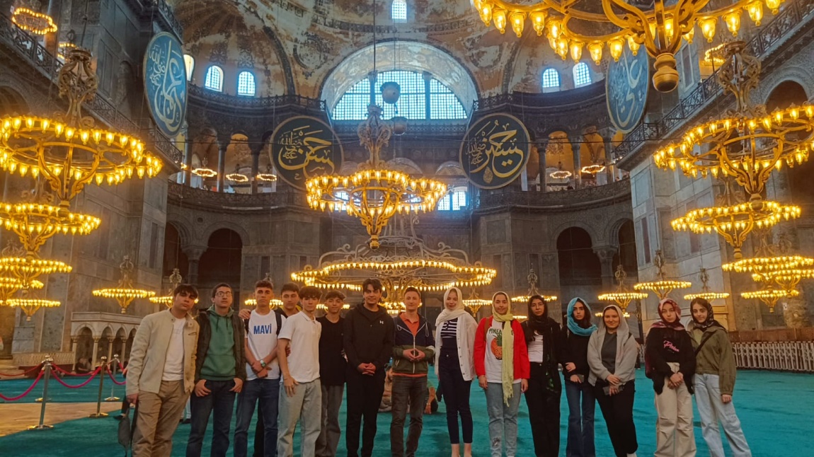 İstanbul'un Gizemli Ruhunu Keşfetmek: 80. Yıl Nuh Çimento Anadolu Lisesi Öğrencilerinin Tarihi Yarımada Gezisi